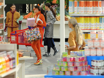 Chanel-fw-2014-fashion-show-supermarket