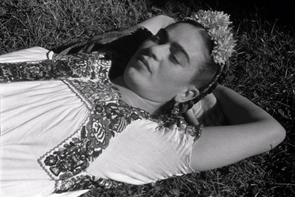 Frida-Kahlo-negli-scatti-di-Leo-Matiz-in-mostra-a-Bologna