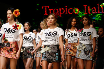 Dolce & Gabbana Fashion Show SS 2017 Milan tropico italiano