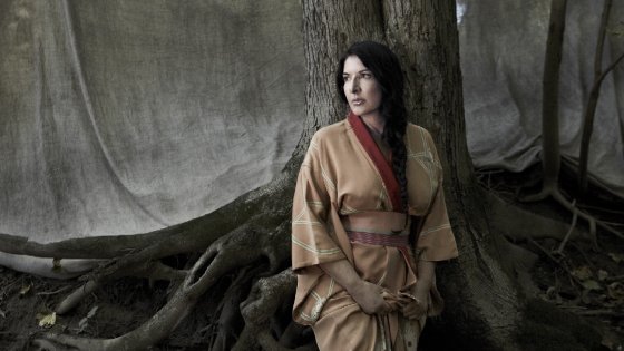 marina-abramovic-walk-through-walls 2